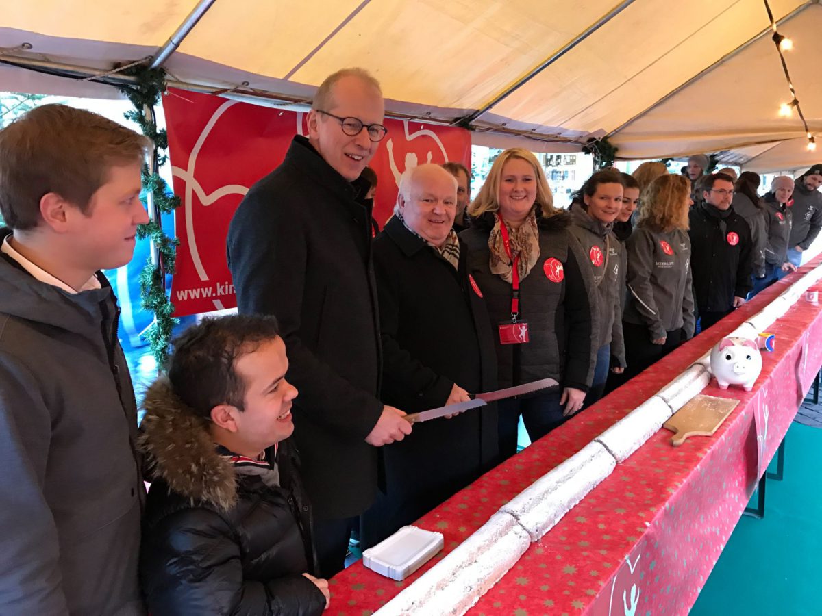 Stollenverkauf auf dem Weihnachtsmarkt in Vechta Stollenverkauf auf dem Weihnachtsmarkt in Vechta
